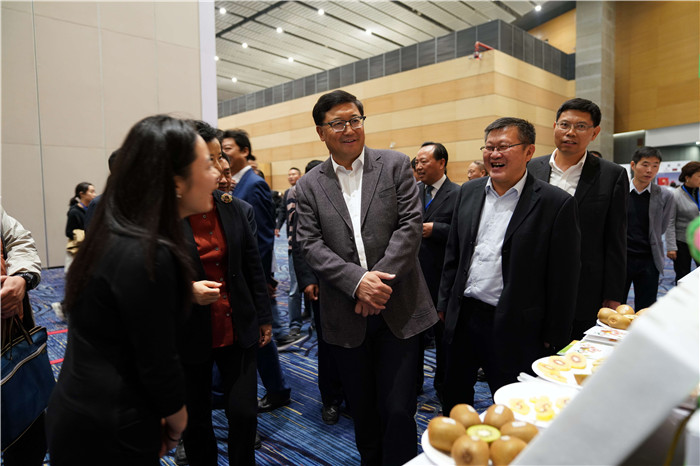 四川省政府副省长尧斯丹等一行领导参观天府源展位2_副本