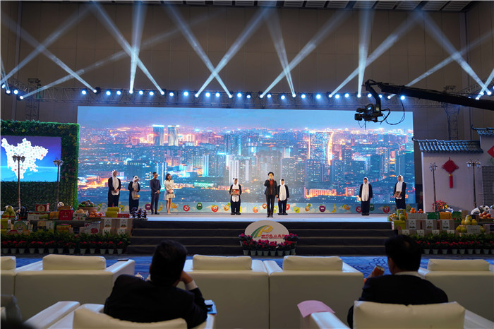 成都市人民政府副秘书长严静带领天府源公司员工情景剧推介1_副本