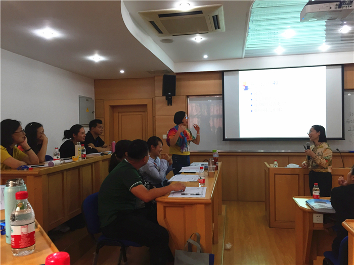 参训学员在“高效团队建设与卓越领导力”课堂上积极互动_副本 参训学员在“高效团队建设与卓越领导力”课堂上积极互动_副本