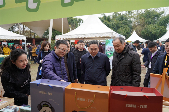 温铁军主任与刘旭光副市长参观天府源农夫市集_副本 温铁军主任与刘旭光副市长参观天府源农夫市集_副本