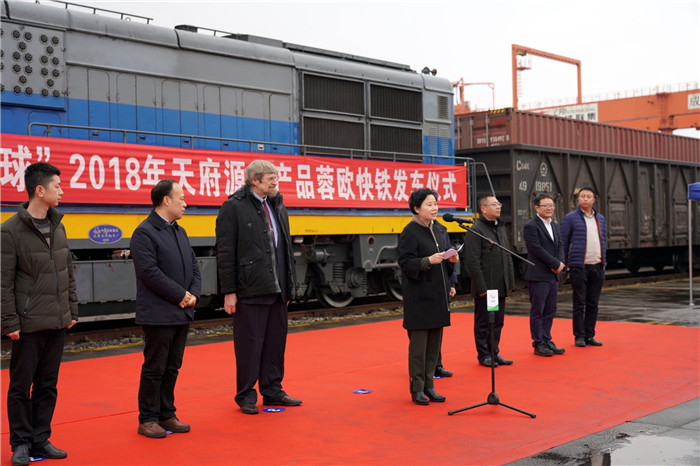 市政府副秘书长严静宣布发车_副本