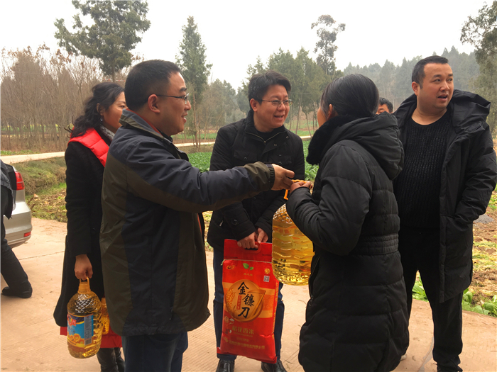 看望慰问困难户_副本