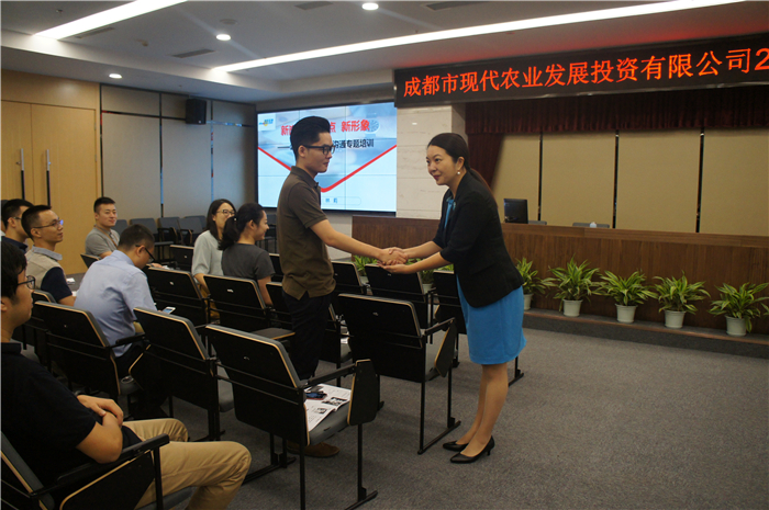 学员参与商务政务礼仪课程现场演练_副本