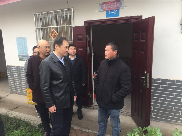 陈军书记、董事长关心慰问困难群众_副本 陈军书记、董事长关心慰问困难群众_副本