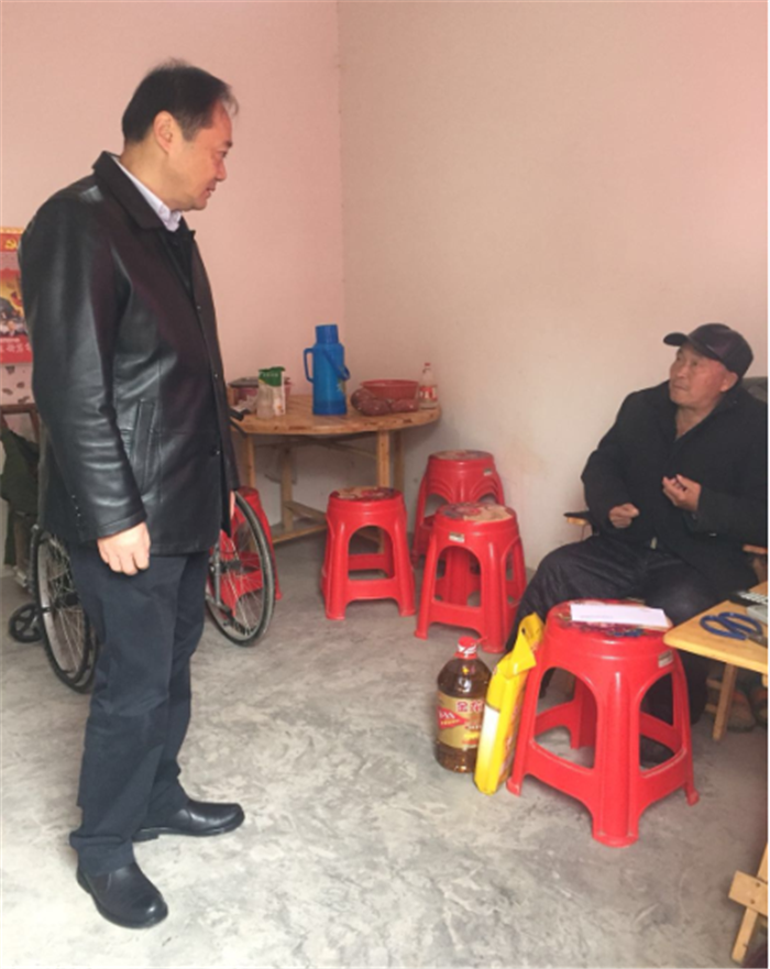 陈军书记、董事长到贫困户家中慰问_副本 陈军书记、董事长到贫困户家中慰问_副本