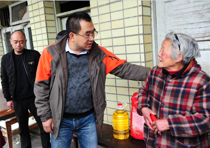 李朝林总经理关心慰问困难群众_副本 李朝林总经理关心慰问困难群众_副本