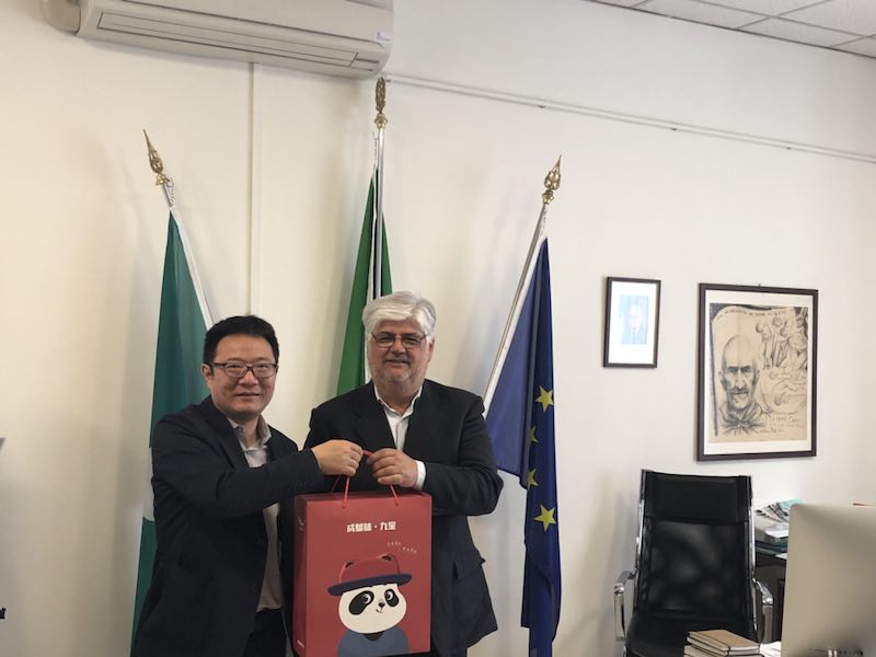 天府源公司向意大利曼图瓦省长Morselli先生赠送成都味·九宝 天府源公司向意大利曼图瓦省长Morselli先生赠送成都味·九宝