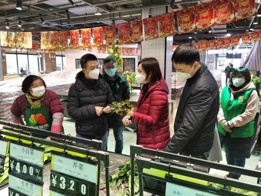 甘锐到益民菜市清和店检查疫情防控和保供工作.webp