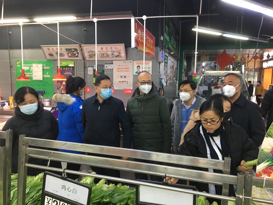 20200126副市长刘旭光到益民菜市东苑店检查节日保供稳价及疫情防控情况情况(2)