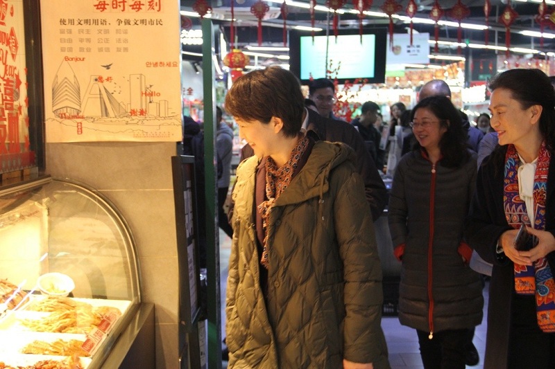 简报  2020年第33期 副市长刘筱柳到益民菜市东苑店调研保供稳价工作